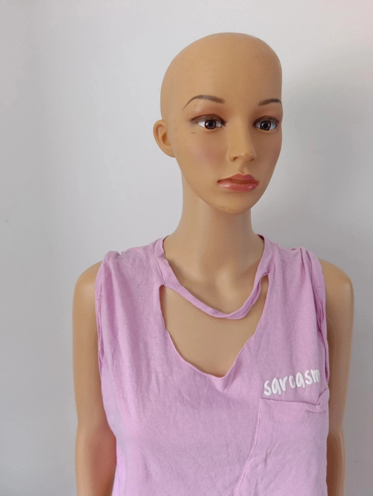Top crop rosa Jennyfer L – Tank top 100 % algodón con bolsillo e inscripción "Sarcasm" – photo 2